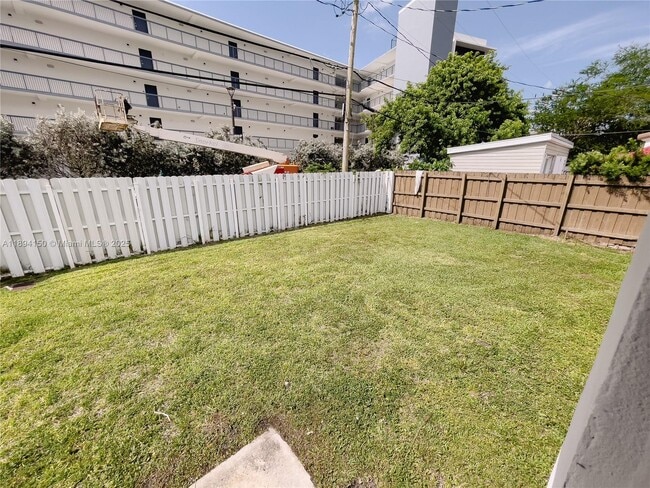 Building Photo - 2290 SW 26th Ln