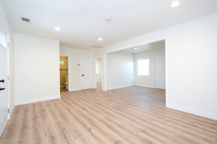 Building Photo - 7912 Vineland Ave