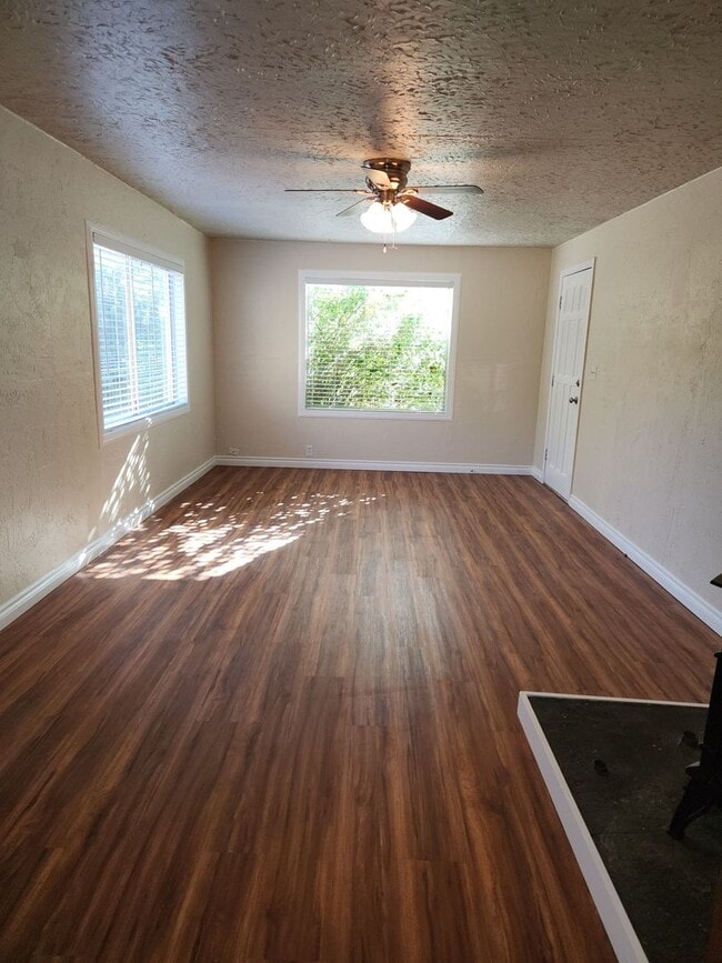 Building Photo - 4 Bedroom 1 Bath House