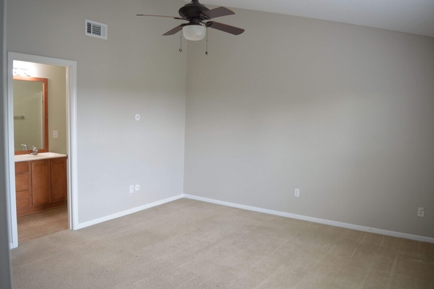 Building Photo - 5432 N Hickory St