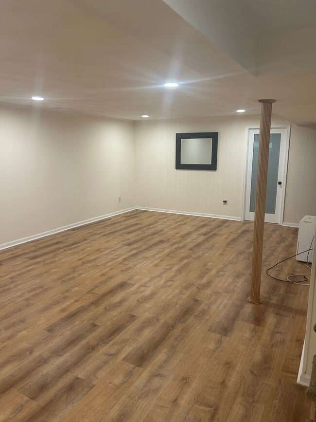 Building Photo - Spacious 4br Rockville Rental