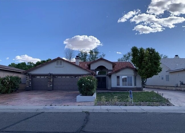 Primary Photo - Fully Furnished 3 Bedroom Rental on the Go...