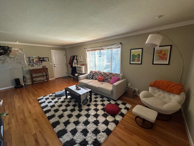 Building Photo - Charming Mayfair Townhome with Private Roo...