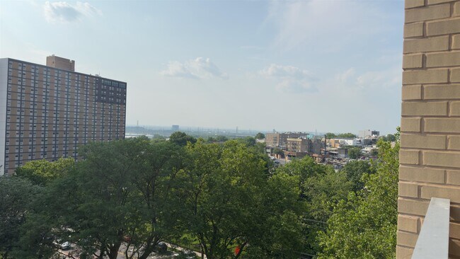 Building Photo - 201 St Pauls Ave