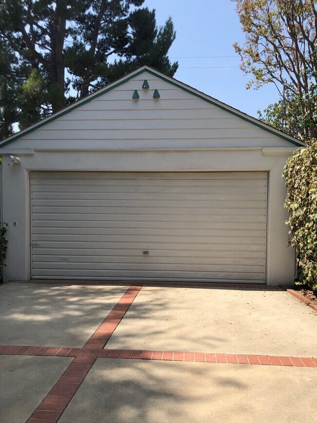 Building Photo - COMING SOON! Beautiful Home near Warner Brothers Studio! AVAILABLE 6/10/2026