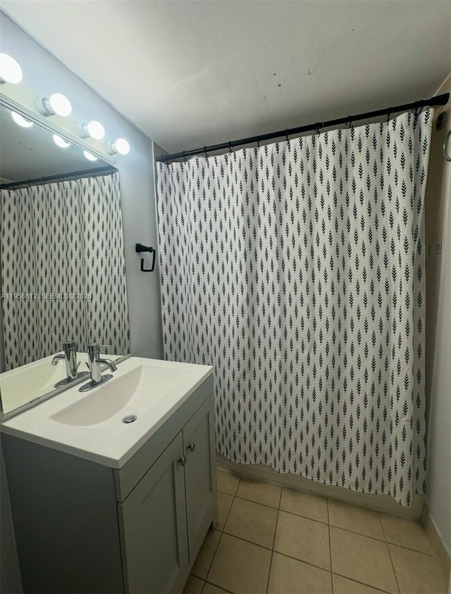 Building Photo - 9731 Fontainebleau Blvd