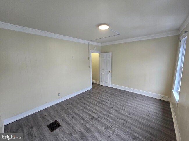 Building Photo - 330 Moss St
