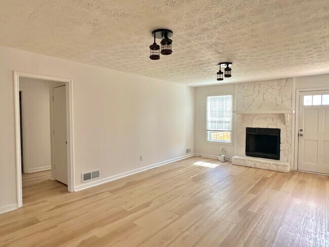 Building Photo - 2502 Wildrose Cir