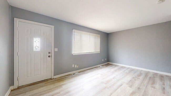 Building Photo - Elyria - updated 2 bedroom/1 bath townhouse.