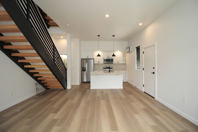 Building Photo - 2516 NE Flanders St