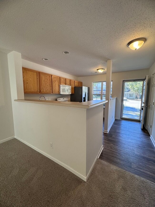 Building Photo - Wonderful 2BR 2.5BA Townhome with All Appl...
