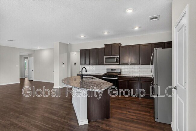 Building Photo - 515 Diamond Shls