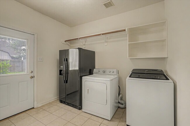 Building Photo - 10840 Sycamore Dr N