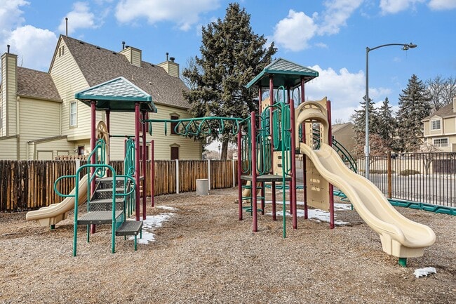 Building Photo - Cozy 2-bed townhome w/ laundry and communi...