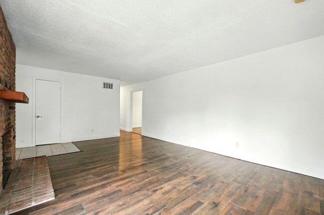 Building Photo - NEW LISTING! 3 BED/2 BATH HOUSE!