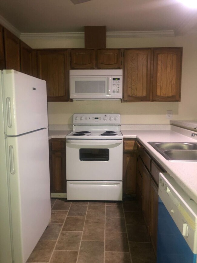 Building Photo - Convenience galore is what describes this condo!