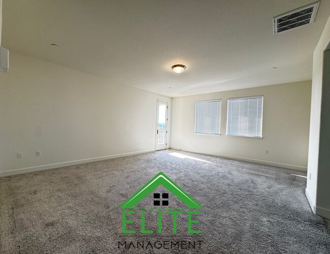 Building Photo - Spacious and Modern 4-Bedroom Home in Desi...