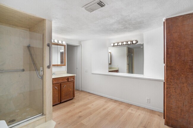 Building Photo - 108 7th St