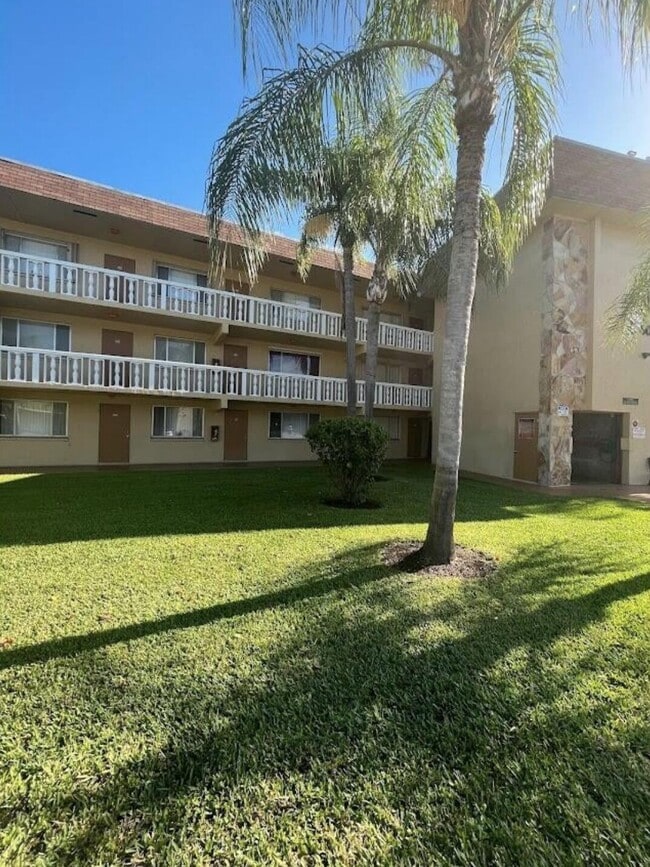 Building Photo - 600 Village Green Ct