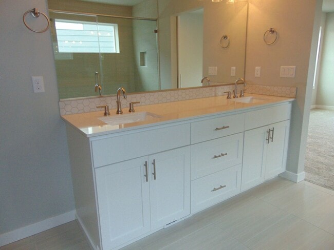 Building Photo - Beautiful 4 Bedroom Contemporary Luxury Ho...