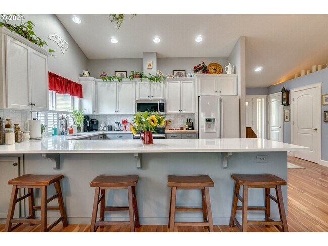 Building Photo - Charming One Level Custom Home