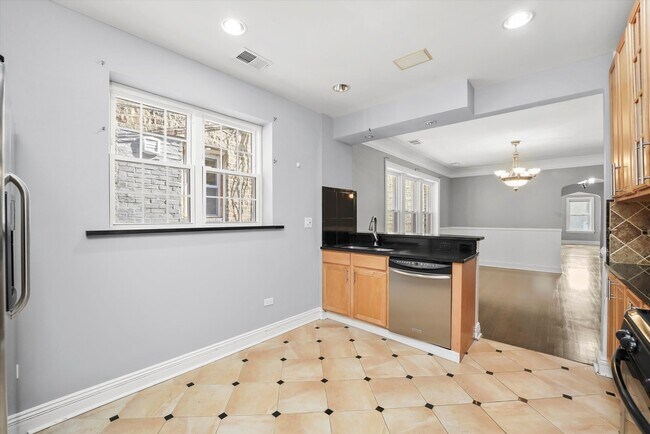 Building Photo - 5804 N Artesian Ave