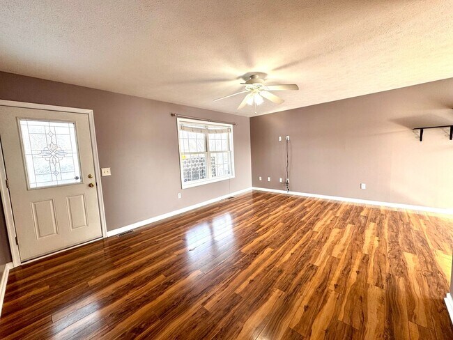 Building Photo - House for Rent in Broadway