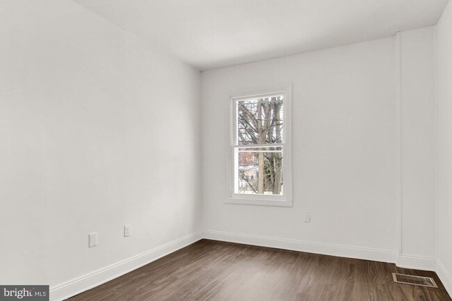 Building Photo - Coming Soon! Charming 3 Bedroom, 1.5 Bath ...
