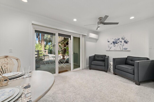 Building Photo - Modern Updated 1 Bedroom 1 Bath Condo with...