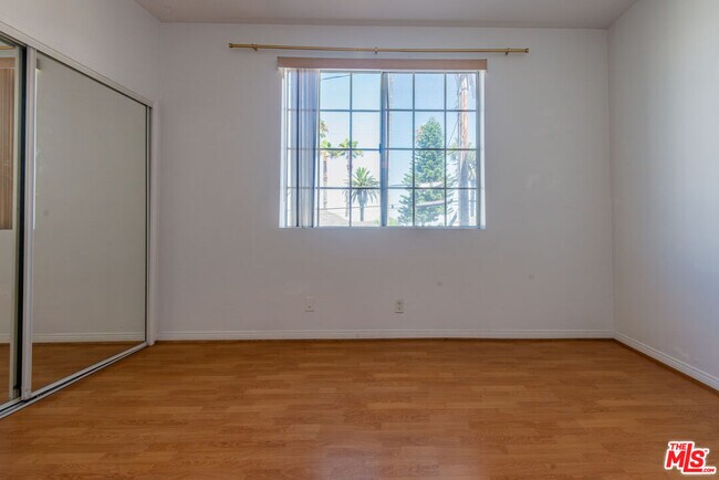 Building Photo - 458 N Oakhurst Dr