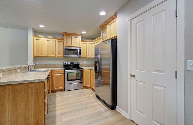 Building Photo - Charming 3 bd 2.5 ba Townhouse - Available Now!