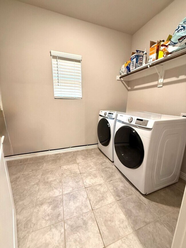 Building Photo - Spacious 4BR4B with Flex Room & OverSized Patio in Aubrey ArrowBrooke
