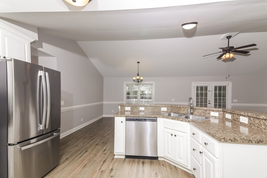 Building Photo - 115 Callisto Way