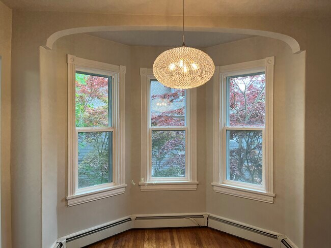 Building Photo - 6 E Oak Ave