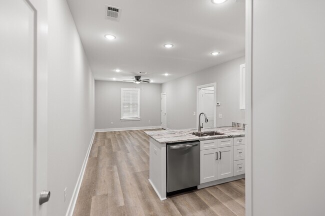 Building Photo - 305 Okaloosa Ave