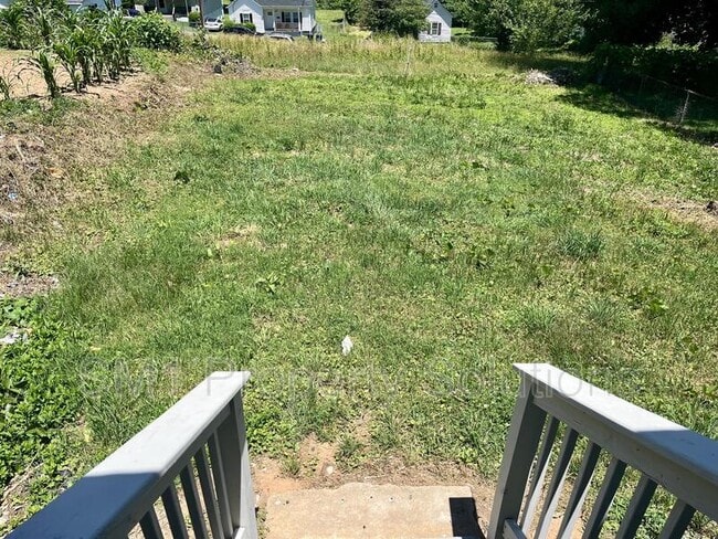 Building Photo - 871 W 11th St