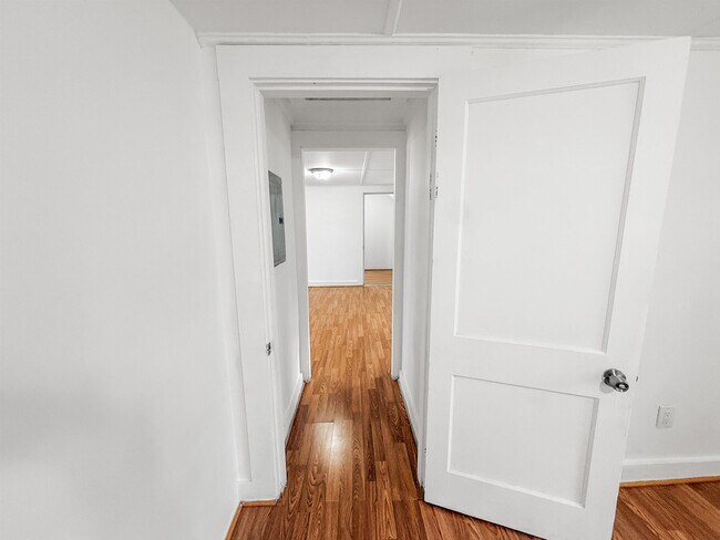 Building Photo - 230 King St