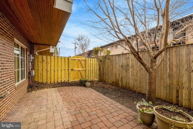 Building Photo - 229 Locust St SE