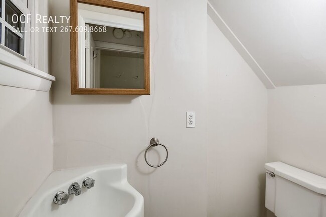 Building Photo - Charming Two Bed Rittenhouse Apartment