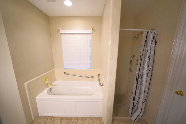 Building Photo - Beautiful Home in the desirable Shavano Ga...