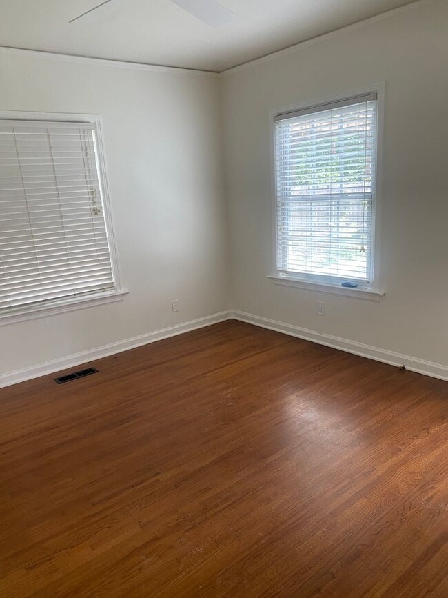 Building Photo - Charming cottage with recently updated kitchen and bath