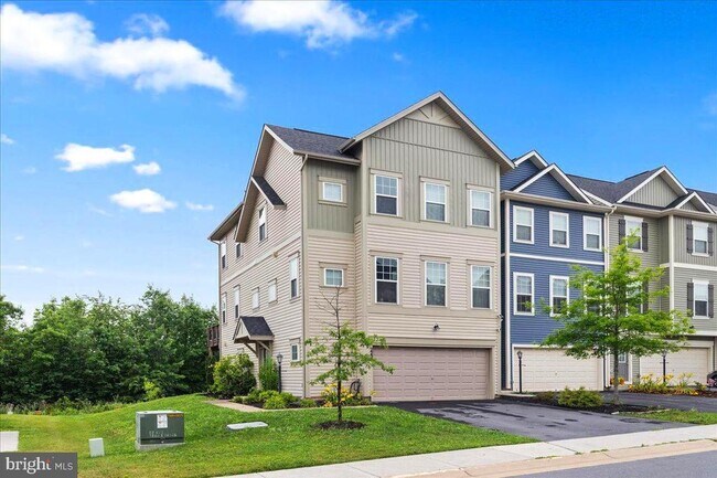 Building Photo - 220 Patchwork Dr