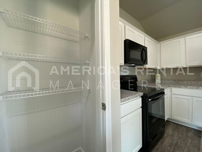 Building Photo - 52 Cottage Ln
