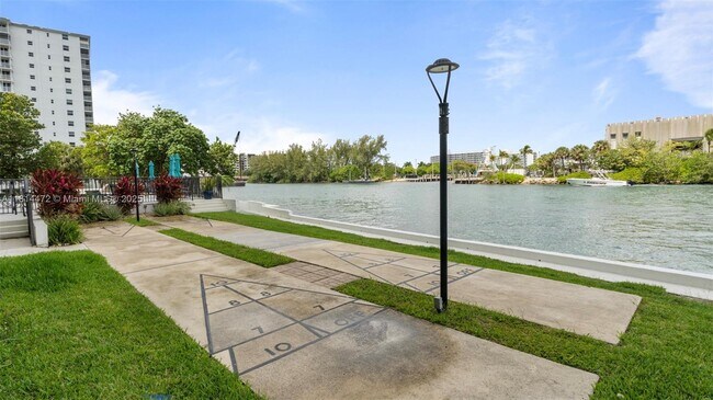 Building Photo - 1609 N Riverside Dr