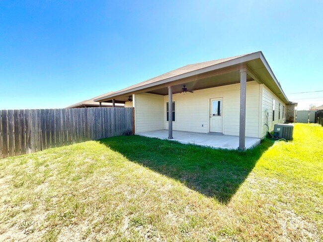 Building Photo - High Ceilings, Fenced Yard & 2-Car Garage – New Braunfels Living!