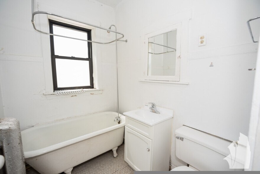 Building Photo - 2612 W Gunnison St