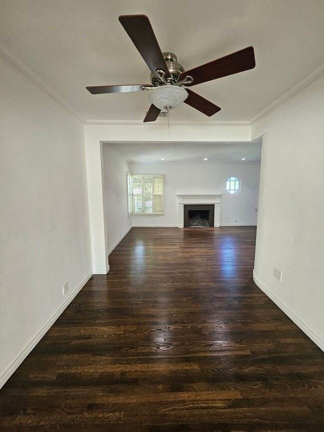 Building Photo - **Charming 3-Bedroom Home in Burbank Rancho**