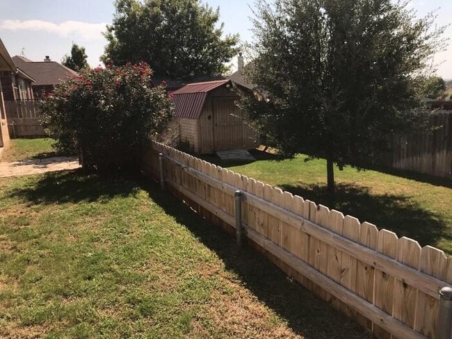 Building Photo - Meander Estates! Large corner lot 3/2/2 Co...