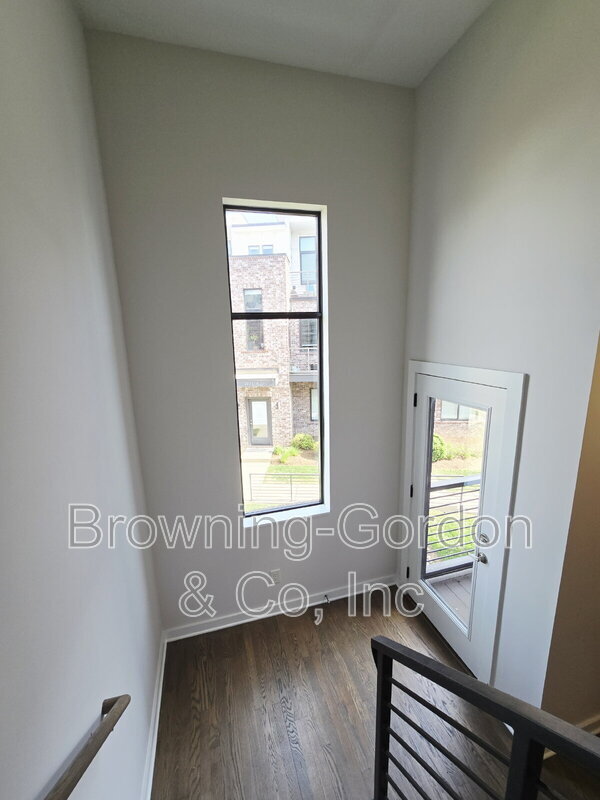 Building Photo - 1035 Chester Ave