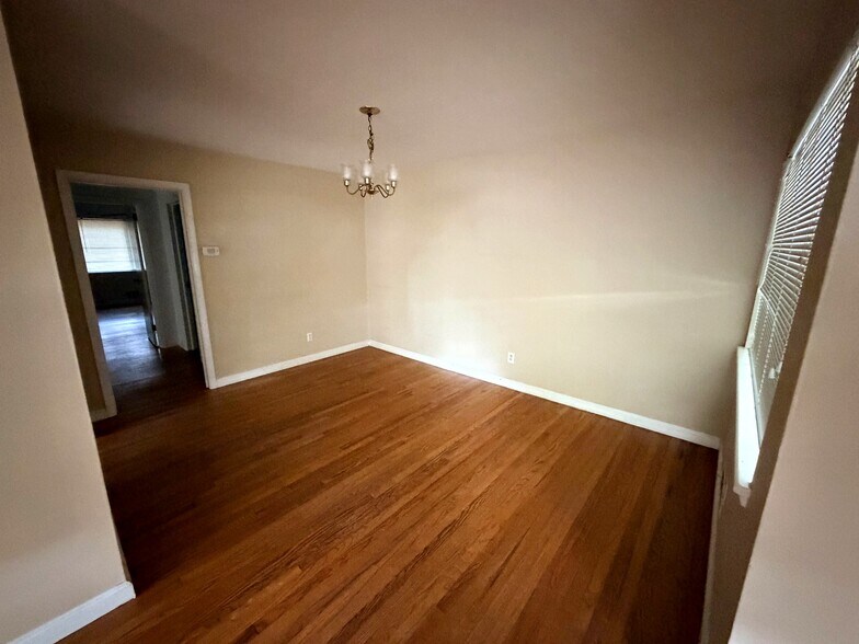Building Photo - 1373 Markan Dr NE